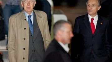 El Primer Ministro Italiano, Mario Monti (izq), arribó en las primeras horas de este viernes.