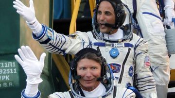 Los astronautas Joseph Acaba, arriba, y Gennady Padalka se despiden con la tripulación que salió el martes rumbo a la EEI.
