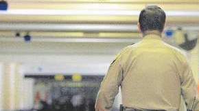 La mayoría de los delitos federales presentados actualmente son por violaciones a la ley migratoria, por tanto, es lógico que los extranjeros estén más representados (Foto: archivo)