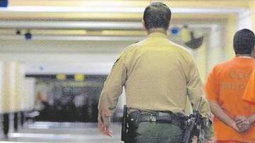 La mayoría de los delitos federales presentados actualmente son por violaciones a la ley migratoria, por tanto, es lógico que los extranjeros estén más representados (Foto: archivo)