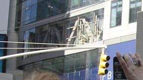 El fundadorde Facebook, Mark Zuckerberg (en la pantalla), hizo sonar hoy la campana con la que se da comienzo a la sesión en el mercado Nasdaq.