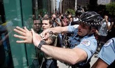 Un oficial de policía de Chicago pone a un manifestante bajo custodia en una protesta realizada el martes en el centro.