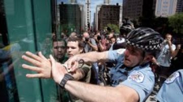 Un oficial de policía de Chicago pone a un manifestante bajo custodia en una protesta realizada el martes en el centro.
