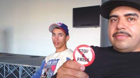 José La Salle distribuirá 100,000 botones en su lucha contra Stop & Frisk, un programa del que su hijastro Alvin Cruz fue víctima.