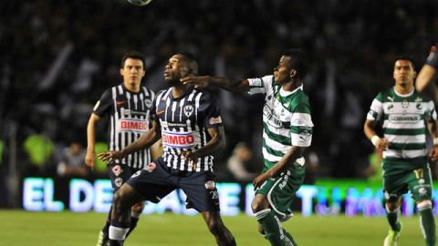 Escena del partido de ida de la final del Clausura mexicano disputado la noche del jueves en el estadio Tecnológico que igualaron 1-1 Monterrey y Santos.