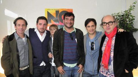 El actor mexicano Gael García Bernal (2o. a la der.), acudió al estreno de la nueva cinta 'No'  en compañía de algunos integrantes del elenco de ésta.