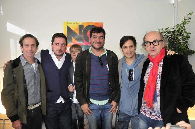 El actor mexicano Gael García Bernal (2o. a la der.), acudió al estreno de la nueva cinta 'No'  en compañía de algunos integrantes del elenco de ésta.