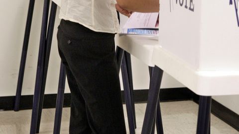 Joven votando.