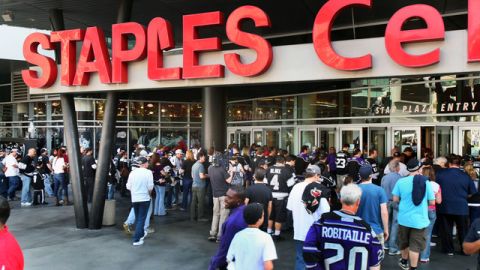 El Staples Center hace 13 años ayudó a comenzar la revitalización del centro de LA.