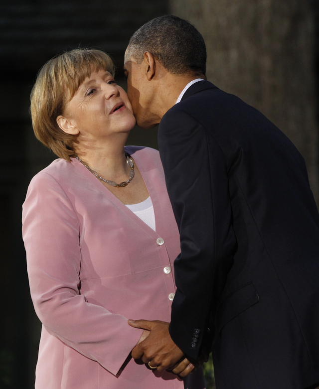Barack Obama besaba en la mejilla a la canciller alemana Ángela Merkel, al arribar a la cumbre del G8.