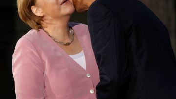 Barack Obama besaba en la mejilla a la canciller alemana Ángela Merkel, al arribar a la cumbre del G8.