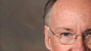 Fotografía cedida en donde aparece el gobernador de Alabama, Robert Bentley.