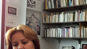 Norma Andrade a la derecha y su hija Malú García Andrade cuando hablaban en la  Loyola Marymount University.