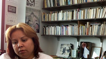 Norma Andrade a la derecha y su hija Malú García Andrade cuando hablaban en la  Loyola Marymount University.