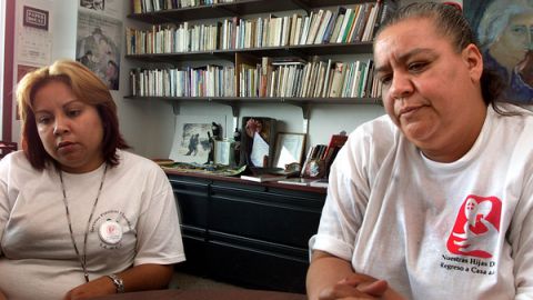 Norma Andrade a la derecha y su hija Malú García Andrade cuando hablaban en la  Loyola Marymount University.