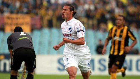 El jugador de Nacional Richard Porta celebra un gol ante Peñarol.