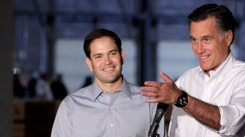 El senador republicano Marco Rubio, al lado del candidato presidencial Mitt Romney, cuando durante la campaña de este último hablaban con la prensa, en Ashton, Pennsylvania.