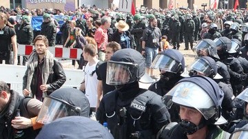 La Policía alemana escolta a  miles de personas que se unieron ayer en  una manifestación  en contra de los bancos y los recortes.