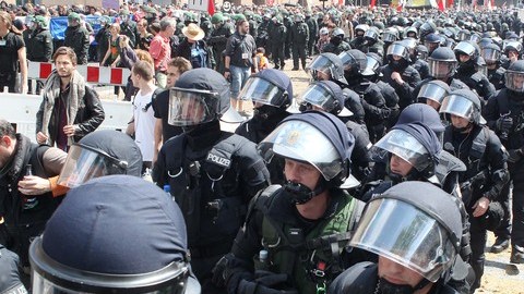 La Policía alemana escolta a  miles de personas que se unieron ayer en  una manifestación  en contra de los bancos y los recortes.