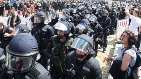 La Policía alemana escolta a  miles de personas que se unieron ayer en  una manifestación  en contra de los bancos y los recortes.