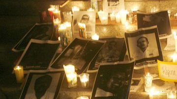 Fotografías de periodistas asesinados en México son velados en un altar.