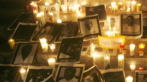 Fotografías de periodistas asesinados en México son velados en un altar.
