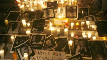 Fotografías de periodistas asesinados en México son velados en un altar.