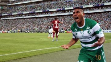 Daniel Ludueña, festeja su gol en contra del Monterrey, en la gran final del Torneo Clausura 2012 del futbol mexicano.