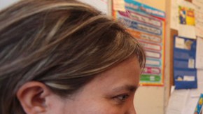 Alejandro Saccone, con su maestra Iris Pereira y su mamá Lucila, en una sesión escolar.