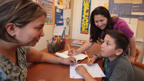Alejandro Saccone, con su maestra Iris Pereira y su mamá Lucila, en una sesión escolar.