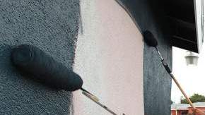 El propietario Alberto Rodríguez se unió a los voluntarios para pintar su casa.