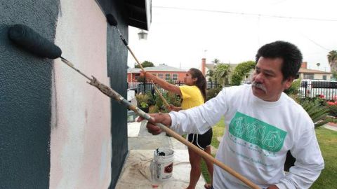 El propietario Alberto Rodríguez se unió a los voluntarios para pintar su casa.