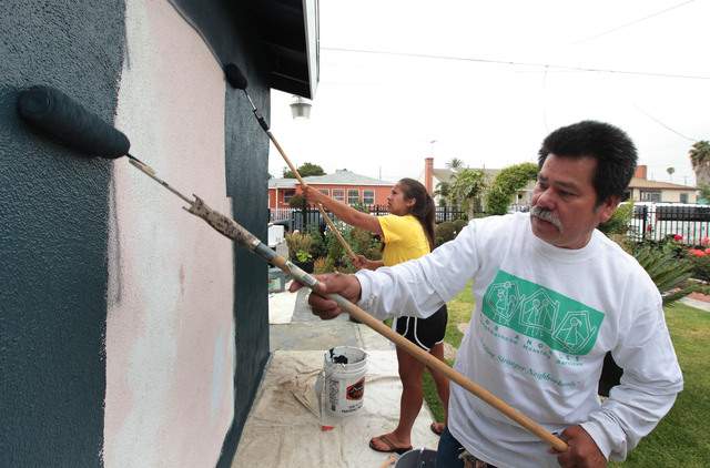 El propietario Alberto Rodríguez se unió a los voluntarios para pintar su casa.