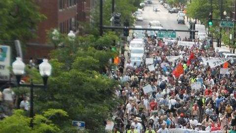 Unas 4,000 personas abarrotaron las afueras del domicilio del Alcalde de Chicago.