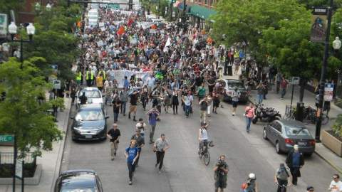 Unas 4,000 personas abarrotaron las afueras del domicilio del Alcalde de Chicago.