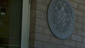 Largas filas se registraban frente a la escuela Washington Heights Academy, en el Alto Manhattan.