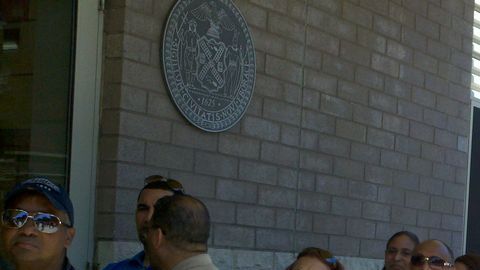 Largas filas se registraban frente a la escuela Washington Heights Academy, en el Alto Manhattan.