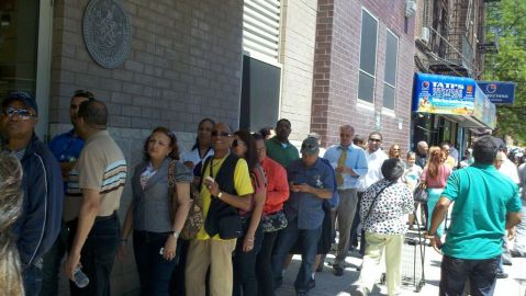 Largas filas se registraban frente a la escuela Washington Heights Academy, en el Alto Manhattan.