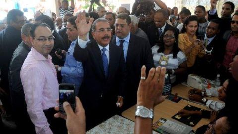 Danilo Medina, al centro, saluda tras depositar su voto en Santo Domingo.