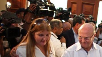 Con la sonrisa que le caracteriza, Hipólito Mejía llegó temprano a ejercer su derecho al voto.