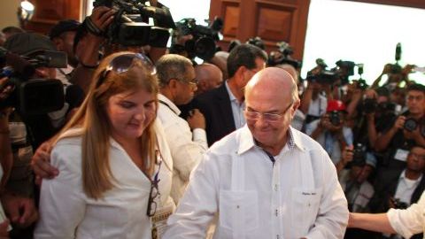 Con la sonrisa que le caracteriza, Hipólito Mejía llegó temprano a ejercer su derecho al voto.