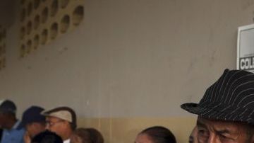 A pesar de la lluvia, cientos de dominicanos madrugaron para registrar desde temprano su voto.