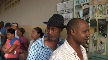 A pesar de la lluvia, cientos de dominicanos madrugaron para registrar desde temprano su voto.