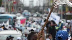 (Arriba) seguidores del candidato presidencial Danilo Medina del PLD durante el cierre de campaña al igual que manifestantes  del opositor Partido PRD, Hipólito Mejía (fuera de cuadro), quienes concluyeron el viernes los desfiles políticos.