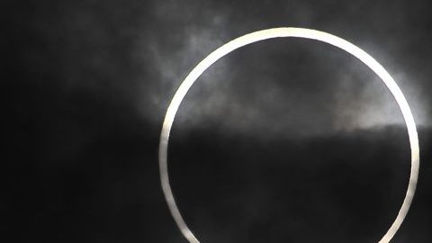 El eclipse total anular de sol visto desde Japón.