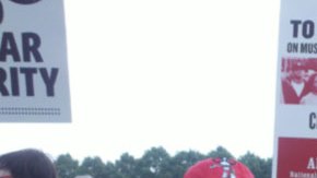 Manifestantes se reunieron en el parque Grant de Chicago antes de comenzar su marcha hacia el recinto donde se celebra la cumbre de la OTAN.