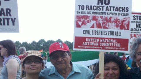 Manifestantes se reunieron en el parque Grant de Chicago antes de comenzar su marcha hacia el recinto donde se celebra la cumbre de la OTAN.