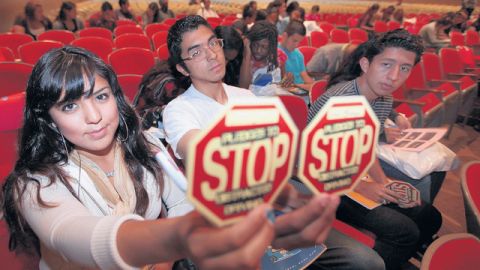 Luz Esquivel  y Ernie Montoya, prometen cumplir.