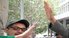 A su salida de la Corte Superior de Los Ángeles,  Montes saluda a quienes lo apoyan.