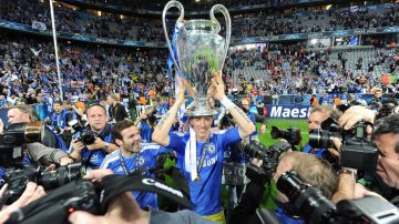 El jugador del Chelsea Fernando Torres (c) posa con el trofeo después de que su equipo derrotara al Bayern  la Liga de Campeones UEFA.